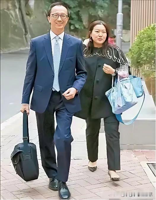 明星夫妻手牵手出席活动，恩恩爱爱，甜甜蜜蜜，这不是秀恩爱，这是真恩爱，都是老夫老