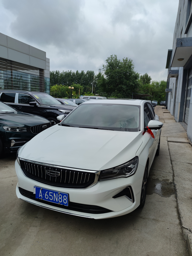 2023款帝豪尊贵购车上班族虽然平时不开车上班，但回老家时还是开车方便，摇号摇