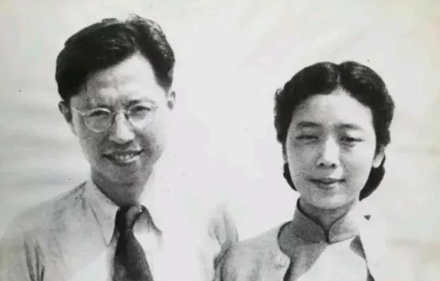1936年，剧作家曹禺娶到苦追六年的“清华校花”郑秀，但婚后他却公然出轨，与情人