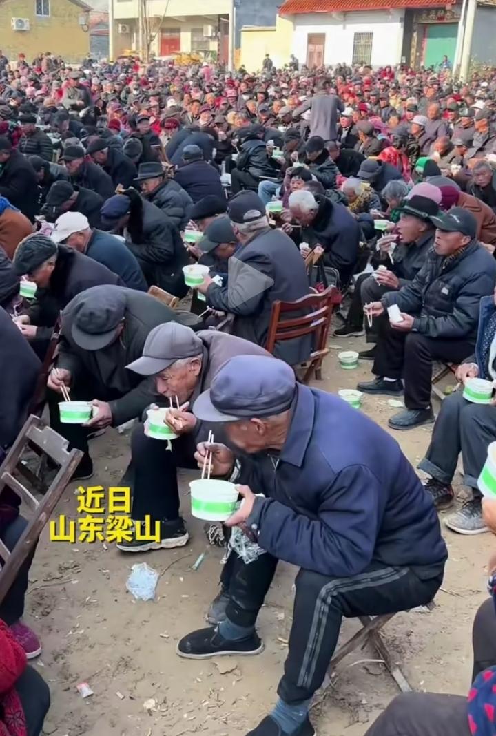 最近山东梁山这场寿宴可太火了，当地一位企业老板花五十多万，请来河南专业豫剧团连唱