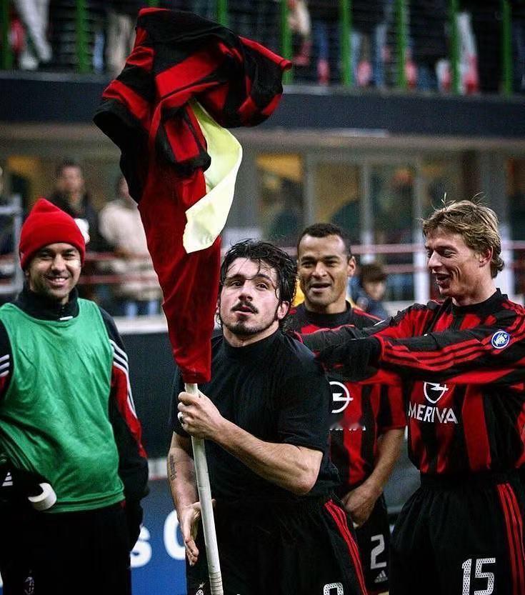 都灵对于米兰有什么特殊的意义？不知道老球迷还记不记得，01/02赛季，米兰正是