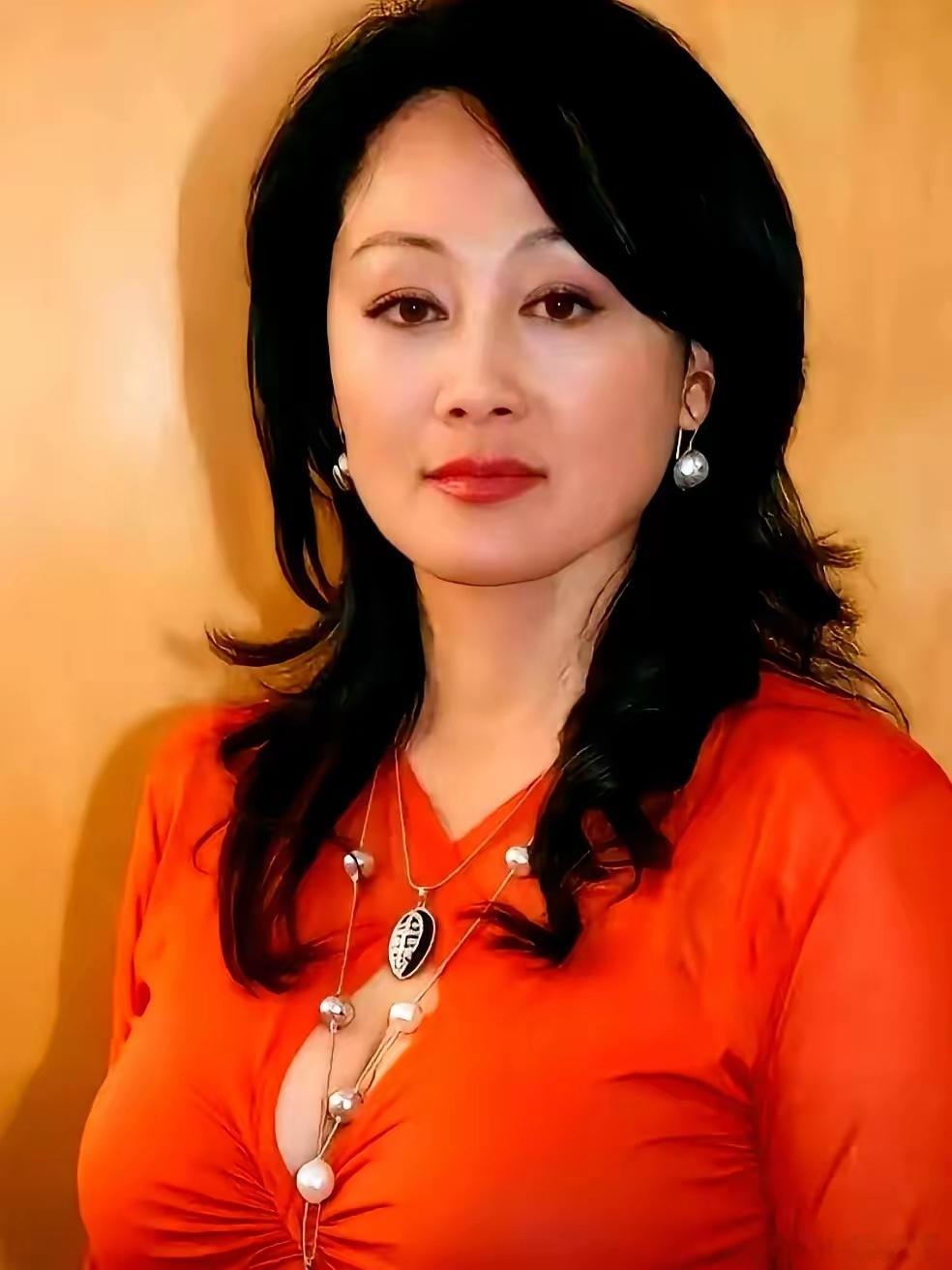 王姬说，今年我63了，我儿子晓飞也33了，个子比我高，力气比我大，脑子还停在小娃