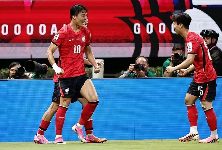 日韩男足终于活成了我们高攀不起的模样，中国男足何时能出头……？日本队在世界杯