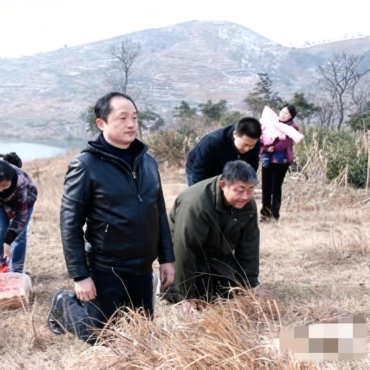 2010年,孙立人之子回安徽合肥祭祖,跪在祖先的墓碑前,一张罕见的留影,虽然他从