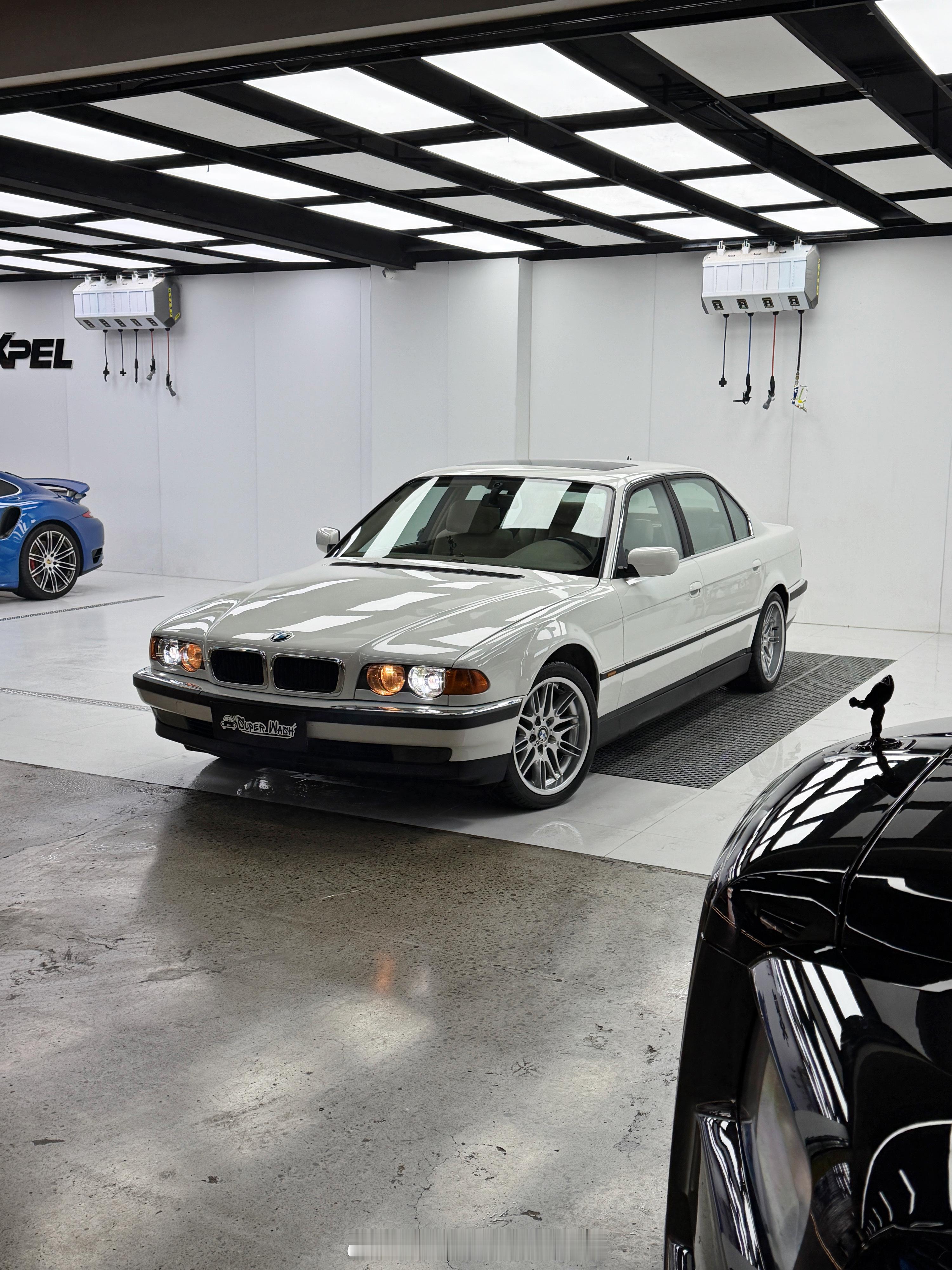 今天接了台挺牛B的车为什么呢？因为它上路行驶的时候我才小学1年级…