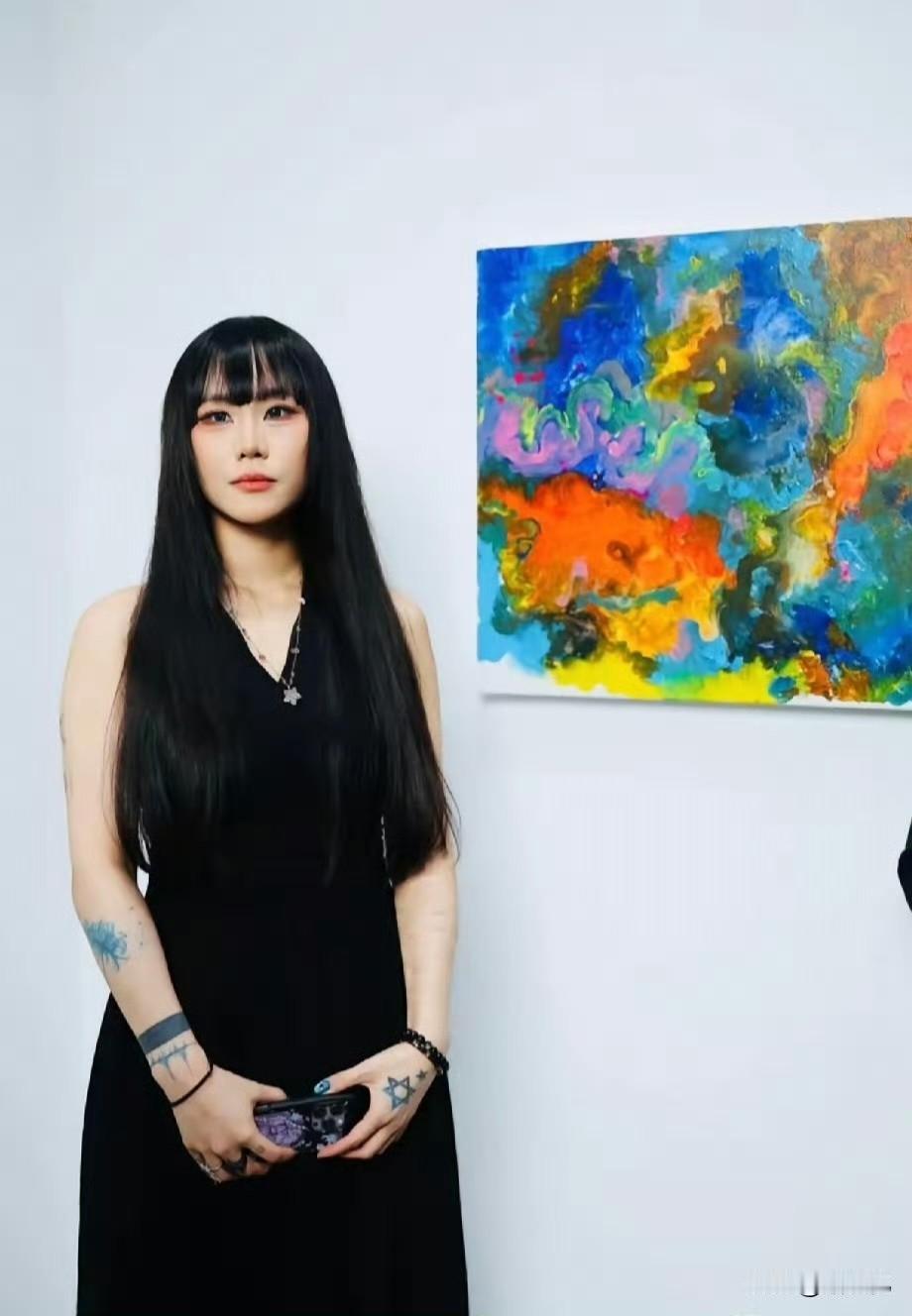 刚刷到窦唯小女儿窦佳嫄在北京开个人画展，看完觉得窦唯的命挺好的。两任前妻都帮他