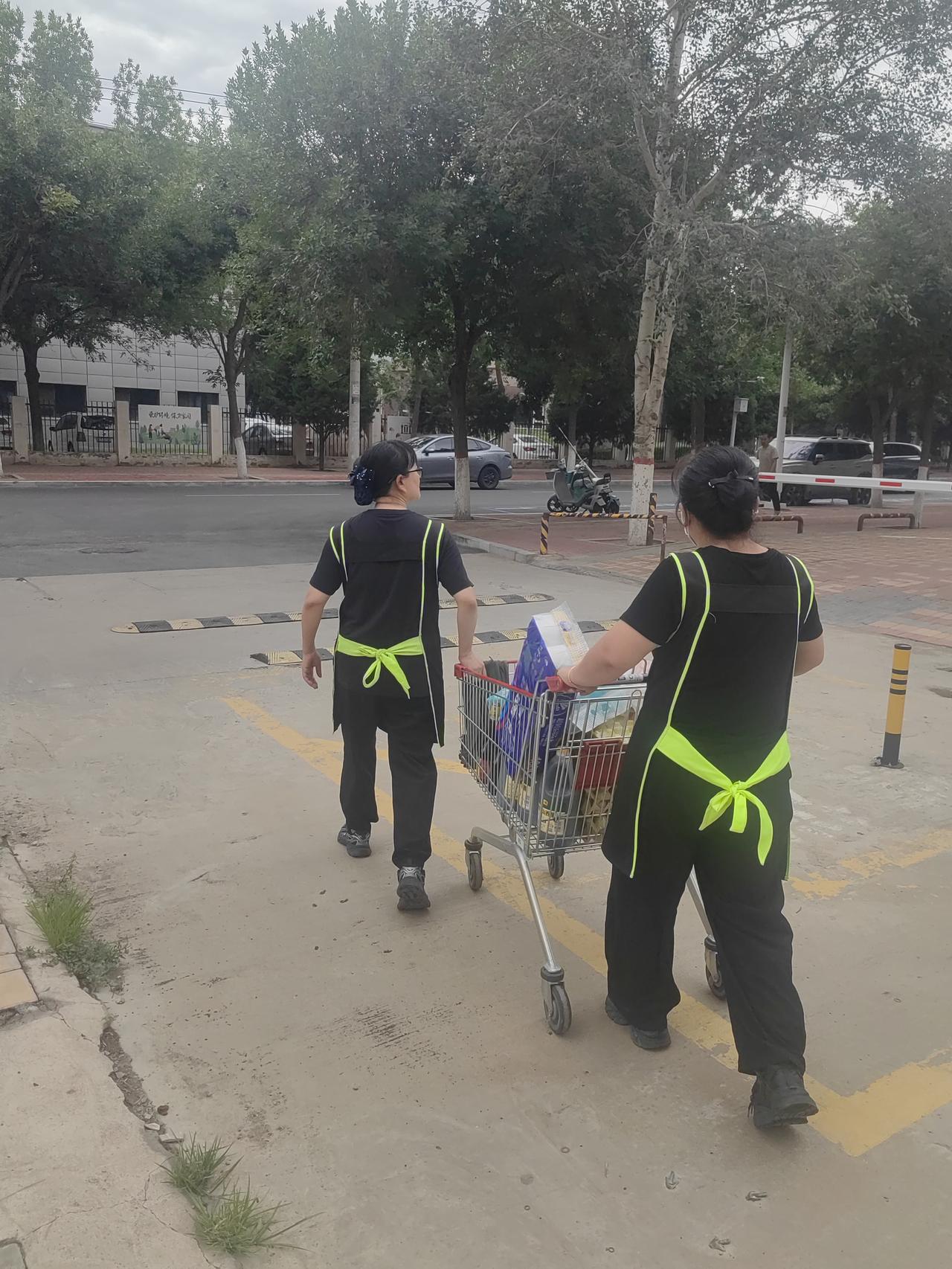 昨天中午，刚从小区单元门出来，准备去公园锻炼，碰到两位中年女性推着一个售货车在小