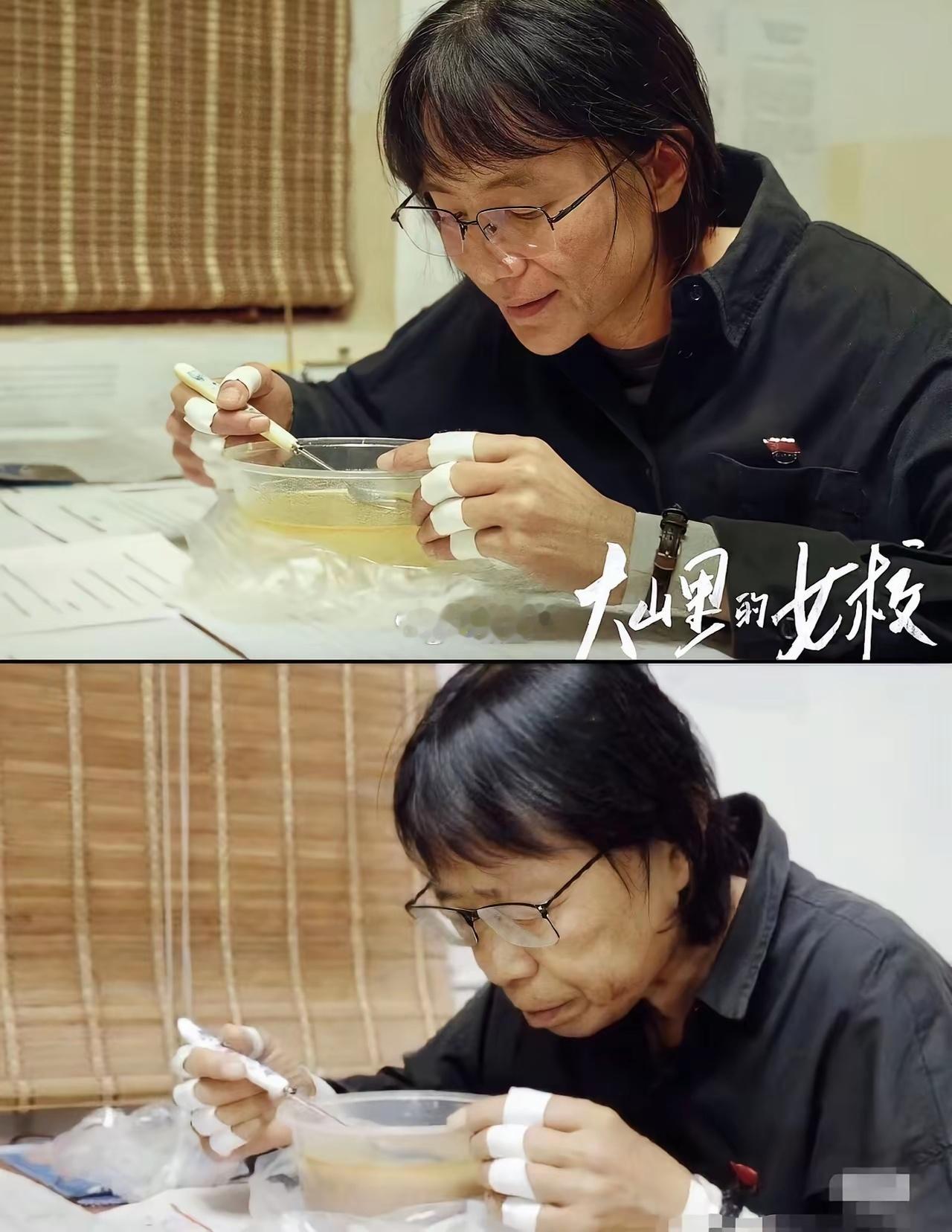 上面是《山花烂漫时》剧中画面，下面是真人原版动作神态都照着原片来，宋佳是真的下功