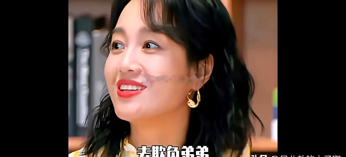 朱丹竟然会用反噬这样的词形容女儿！​在节目里聊到二胎矛盾时，她提起弟弟总爱揪姐