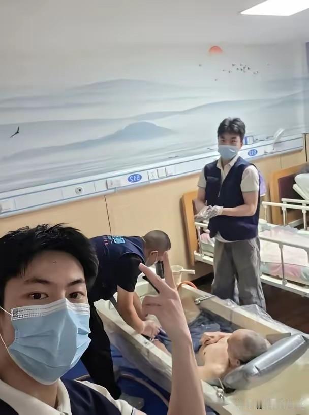 “太意外了！”来到浙江杭州创业的小伙，原本在安徽医院实习，如果顺利入职从事男护士