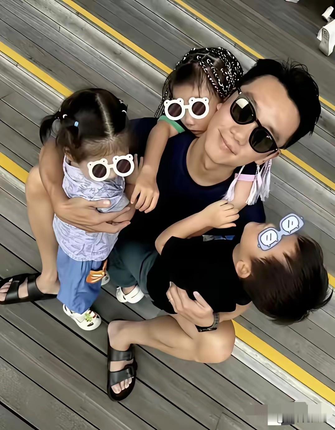 苗苗和郑恺这几年最大的变化，可能就是家里从四口人，变成了五口之家。前两个孩子出生后，很多人觉得这个家
