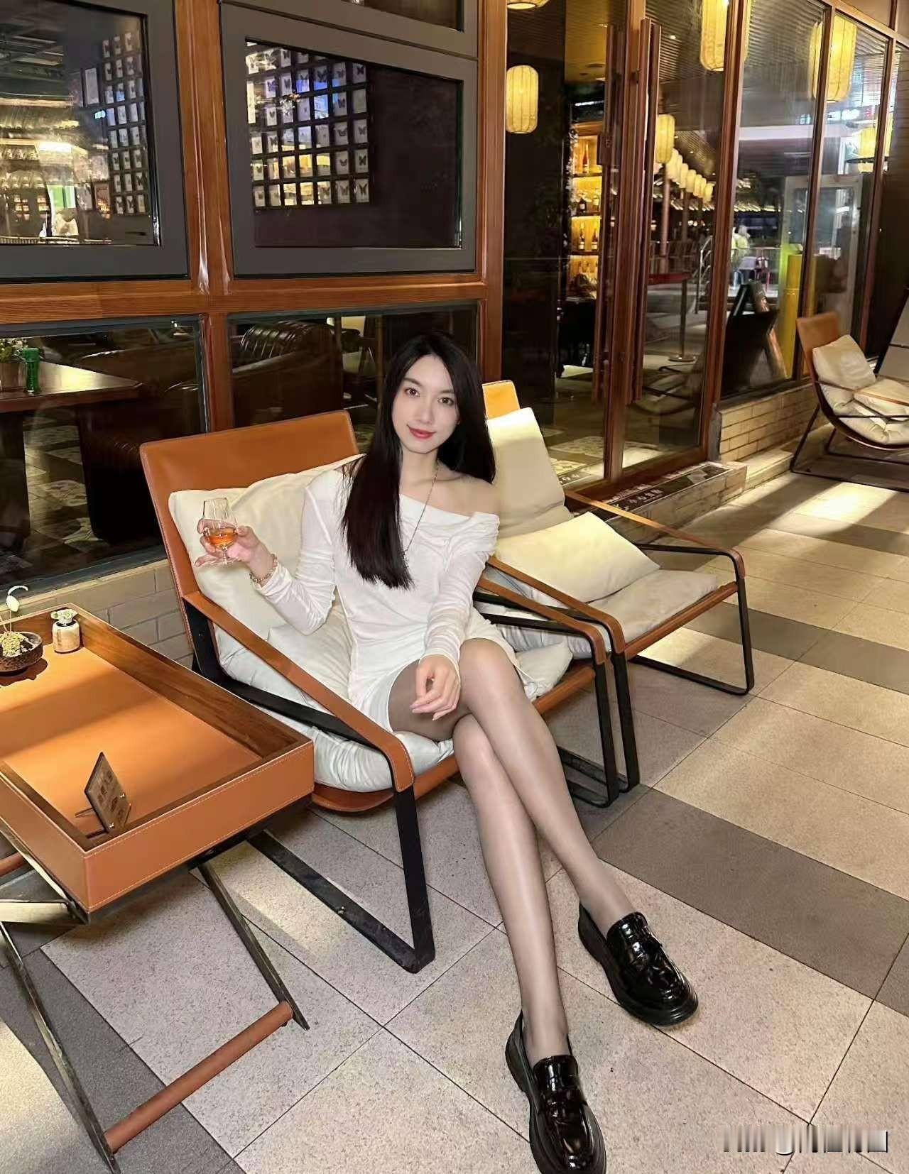 酒吧很多，风格各异，感受不同风格的意境。