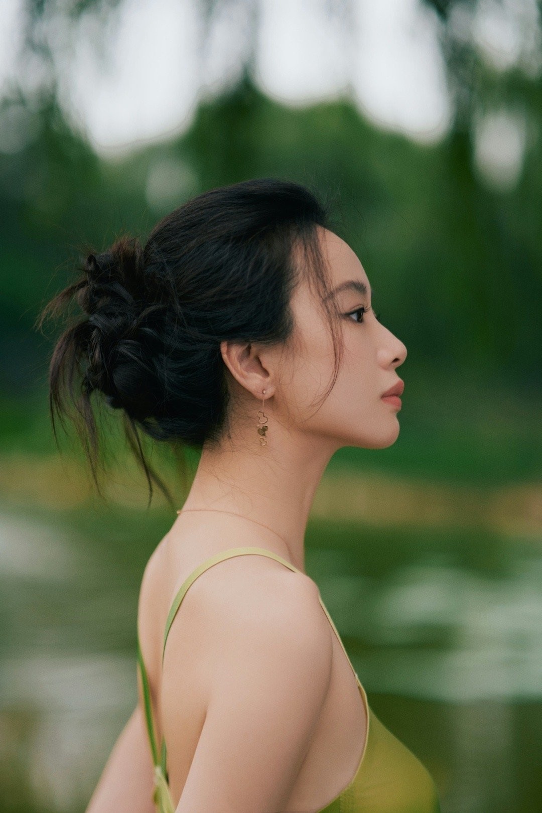 李梦渐变色吊带裙，这夏末的一抹绿，优雅静谧​​​
