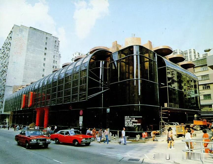 在香港九龙的佐敦，有一个商场叫做恒丰中心。这里以前是李小龙故居所在地，198