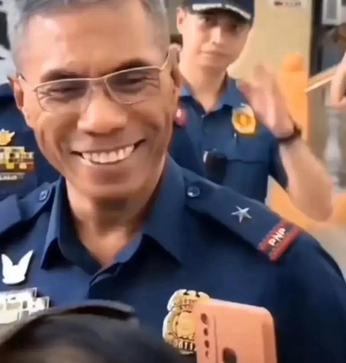 亲手抓捕杜特尔特的小警察当上警察总长！他合不拢嘴，民众暴怒来源:昨夜军帖5月