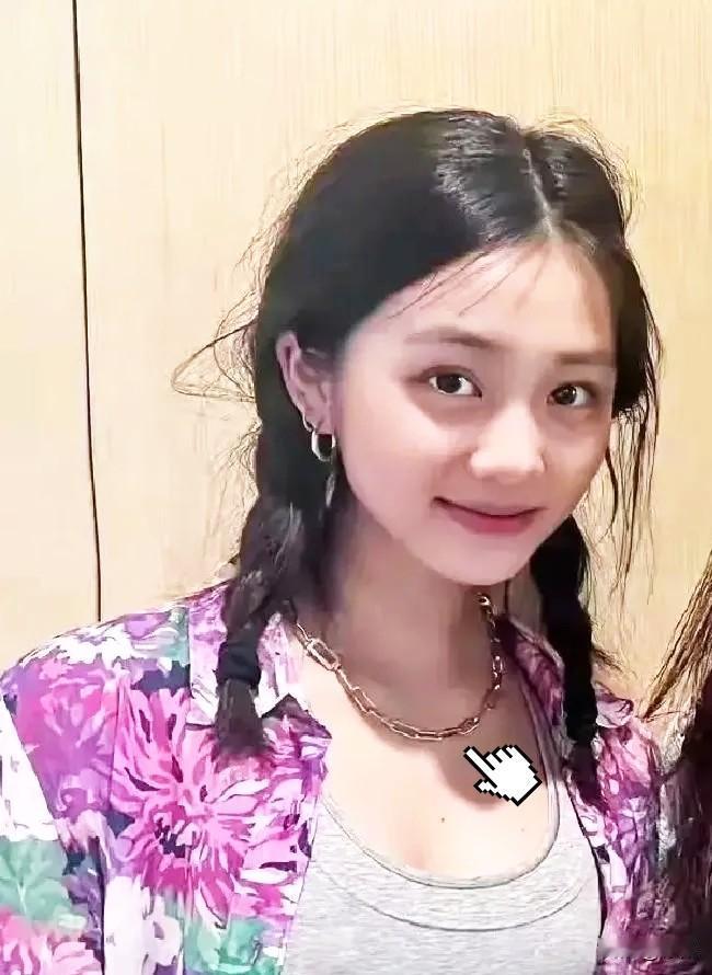 黄多多刚在抖音发完一条日常，评论区就炸锅。网友扒出她在纽约大学读大二，宿舍窗外