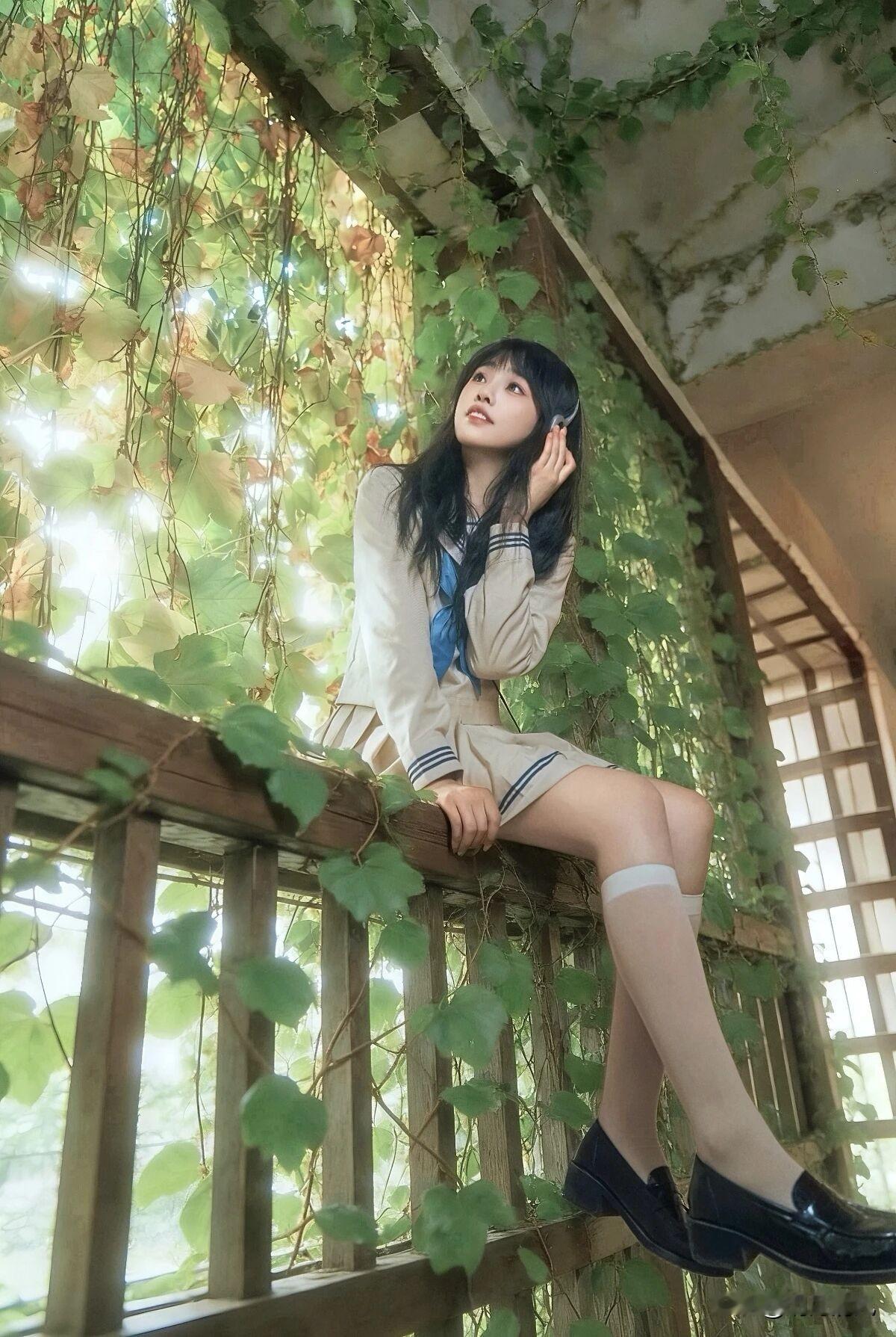 原来JK拍照也可以这么有故事感！最近拍了一组图，发现秘诀居然是，加一片绿植。