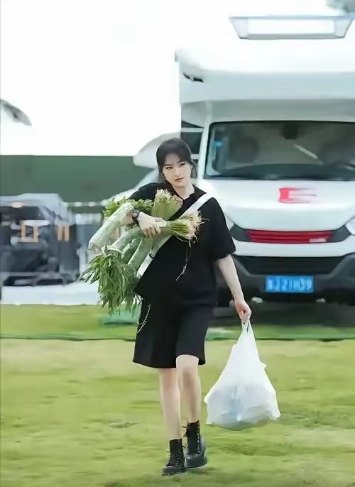 华为二公主姚安娜含金量又飙升了！同样是留学归来，但是姚安娜留学回来照样一身中国本