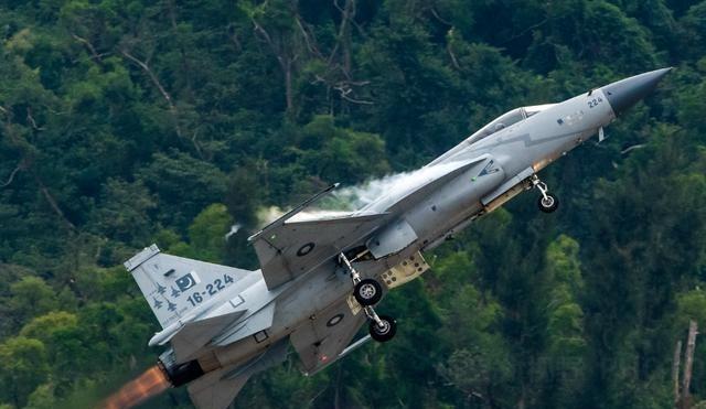 16架“枭龙”，全卖了，巴基斯坦是缺钱了吗？巴基斯坦在去年12月敲定一笔大生意