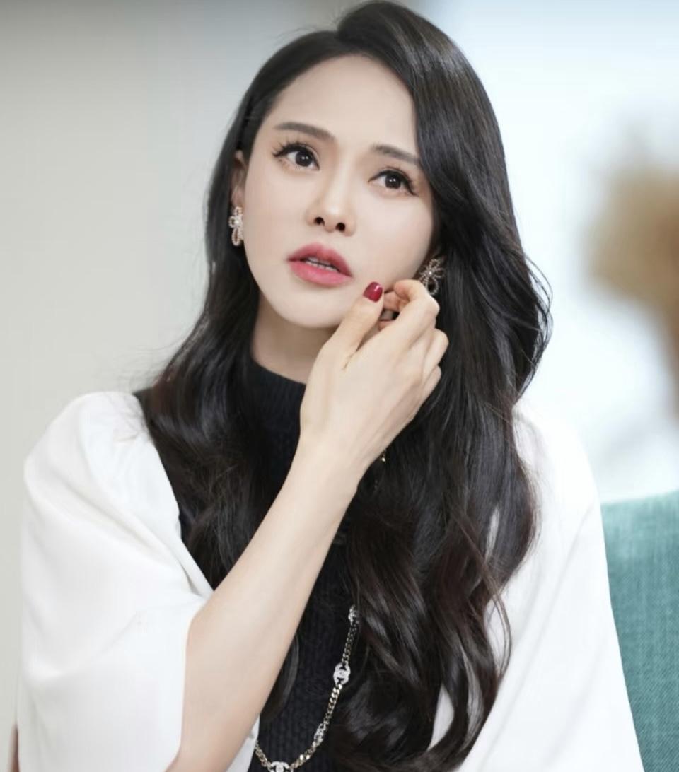 伊能静二婚找了秦昊，我不佩服，伊能静48岁生老二，我也不佩服，但是我不得