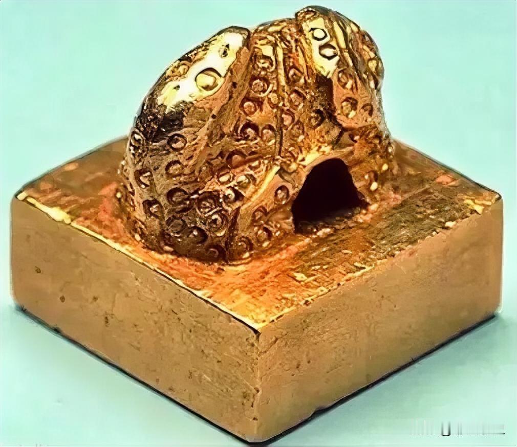 一枚刻着“汉委奴国王”的金印，在日本福冈的土里埋了一千七百多年，挖出来的时候，学