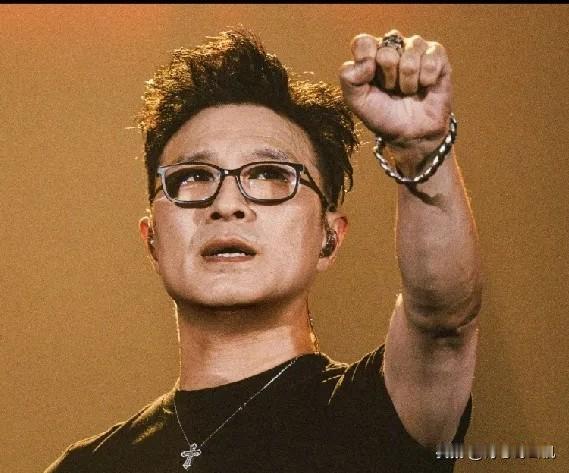 汪峰罕见发长文8月30日下午，汪峰罕见发长文，分享自己青岛演唱会的现场感受，字