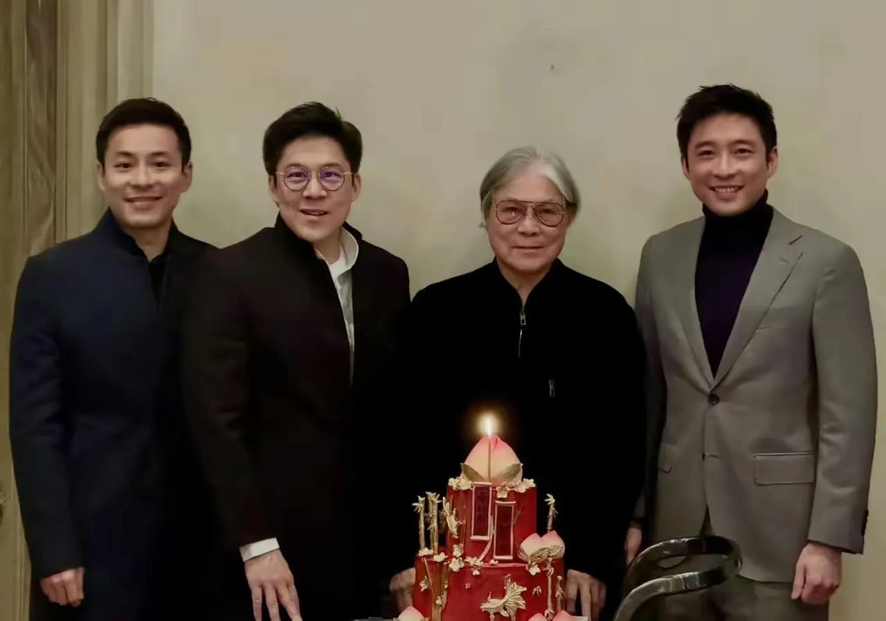 最羡慕的不是人家有钱，而是这浓得化不开的血脉亲情。霍震霆80岁大寿，霍震霆的