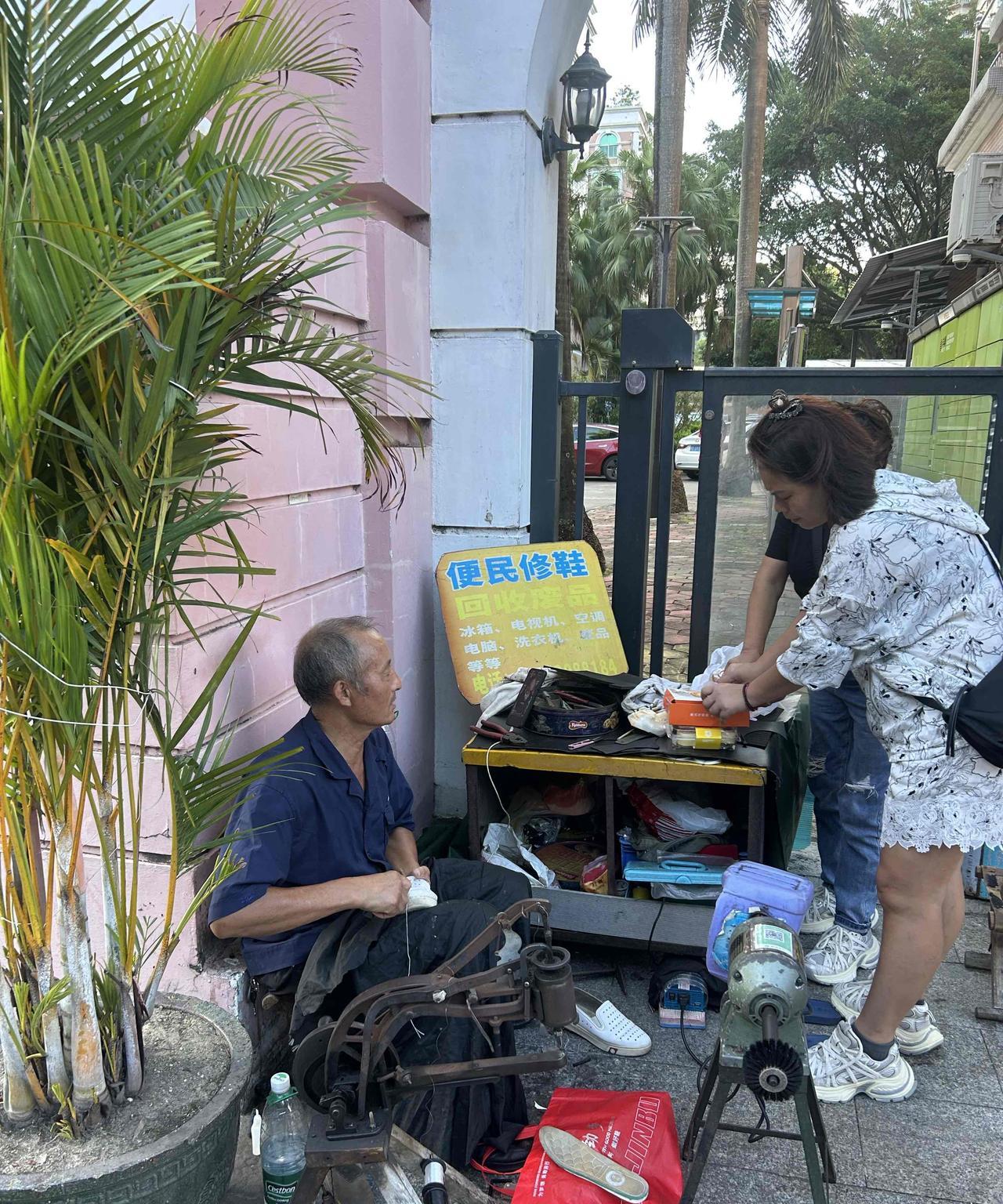 这是南方一个城市的秋天，我过来补一补我的思念。这个老哥，在这个角落已经“营生”