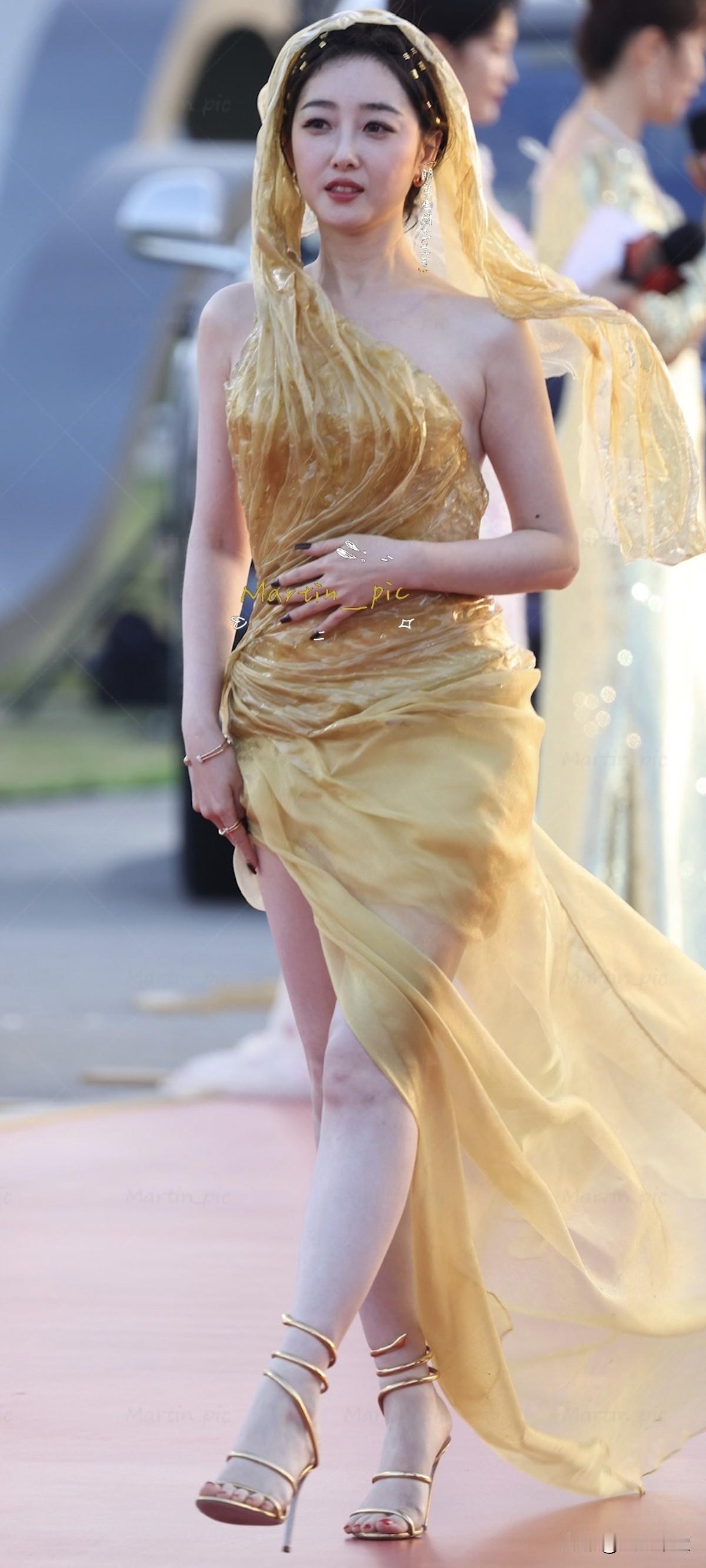 蒋梦婕金鸡奖闭幕红毯化身异域神女仙飘而来，这衣服不适合室外穿