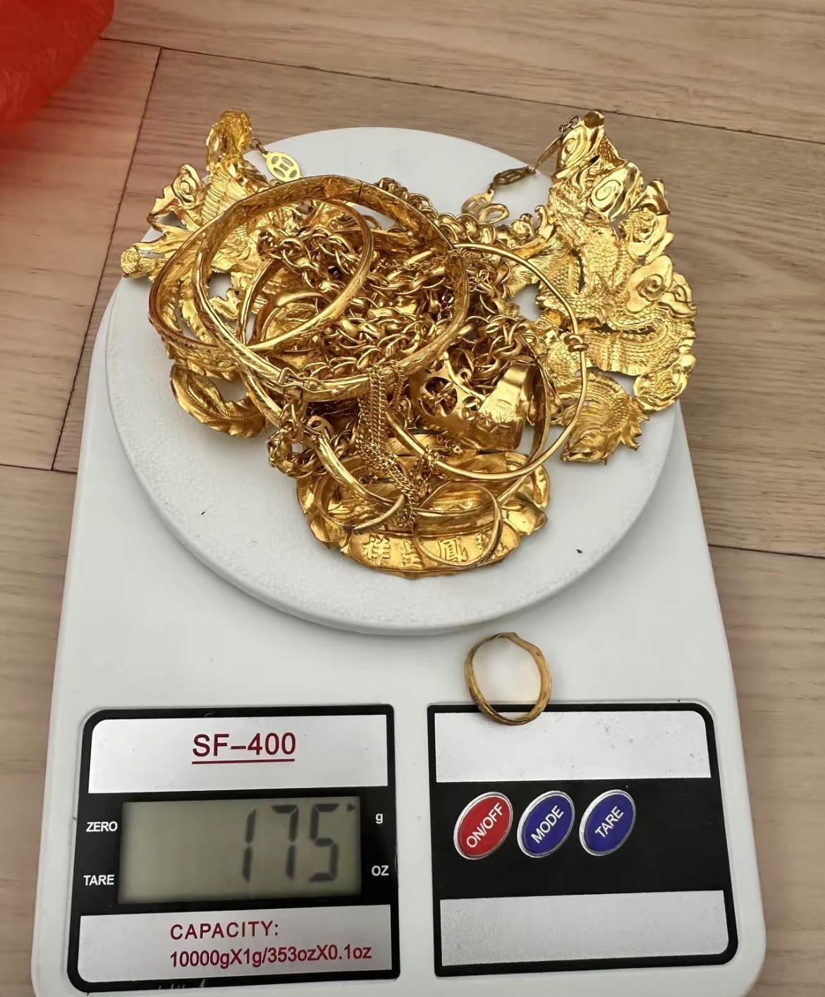 听说金价疯涨，把我手里的金子拿出来称了一下，175克，变现应该可以变个十