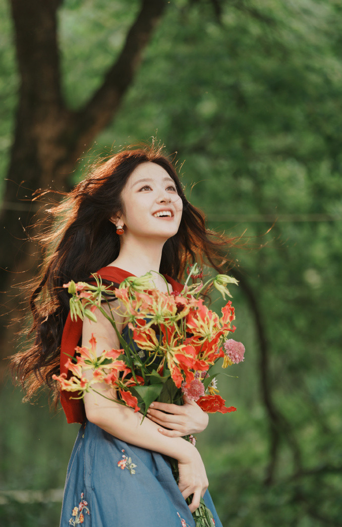 李兰迪商务花絮照，想去隔壁庄园偶遇这个漂亮千金兰迪