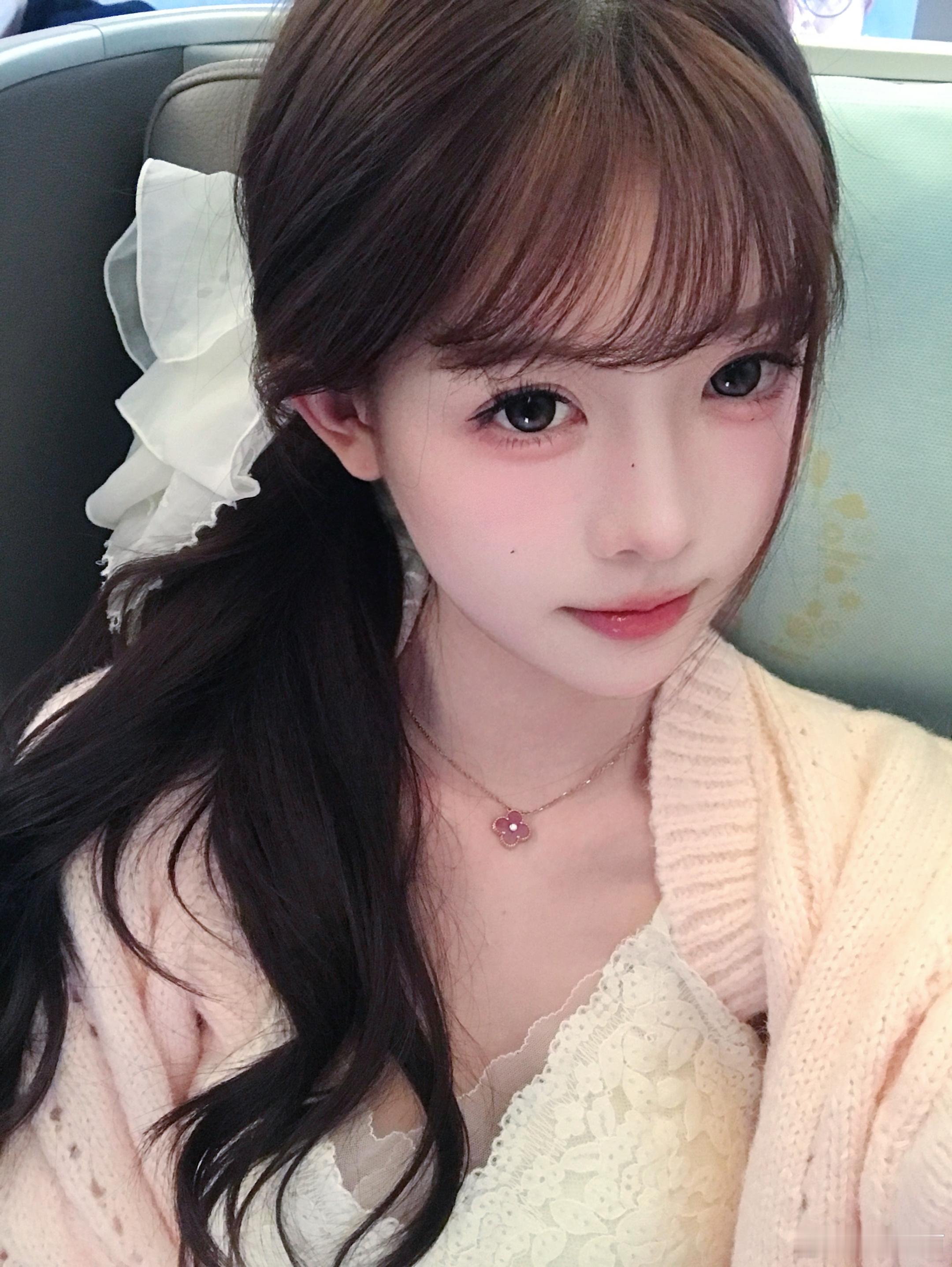 给大家瞅瞅我做了800次的乳白渐变+钻美甲💅✈️飞机上撸的妆十分满意也就拍