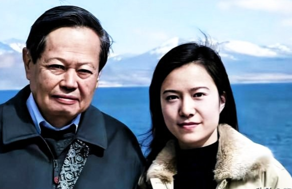 翁帆与杨振宁先生的爱情，是纯粹的。翁帆只因对一个男人的崇拜产生了爱情，没有顾虑其