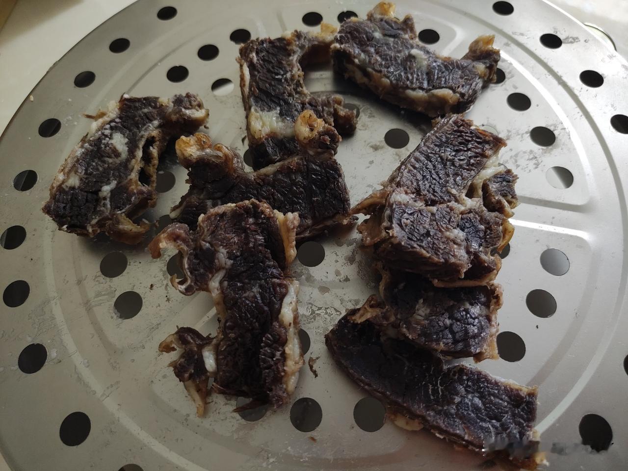 卤牛肉吃不完了，切成小块，放在帘子上，摆在厨房，一天就变牛肉干，两天就变超级干的