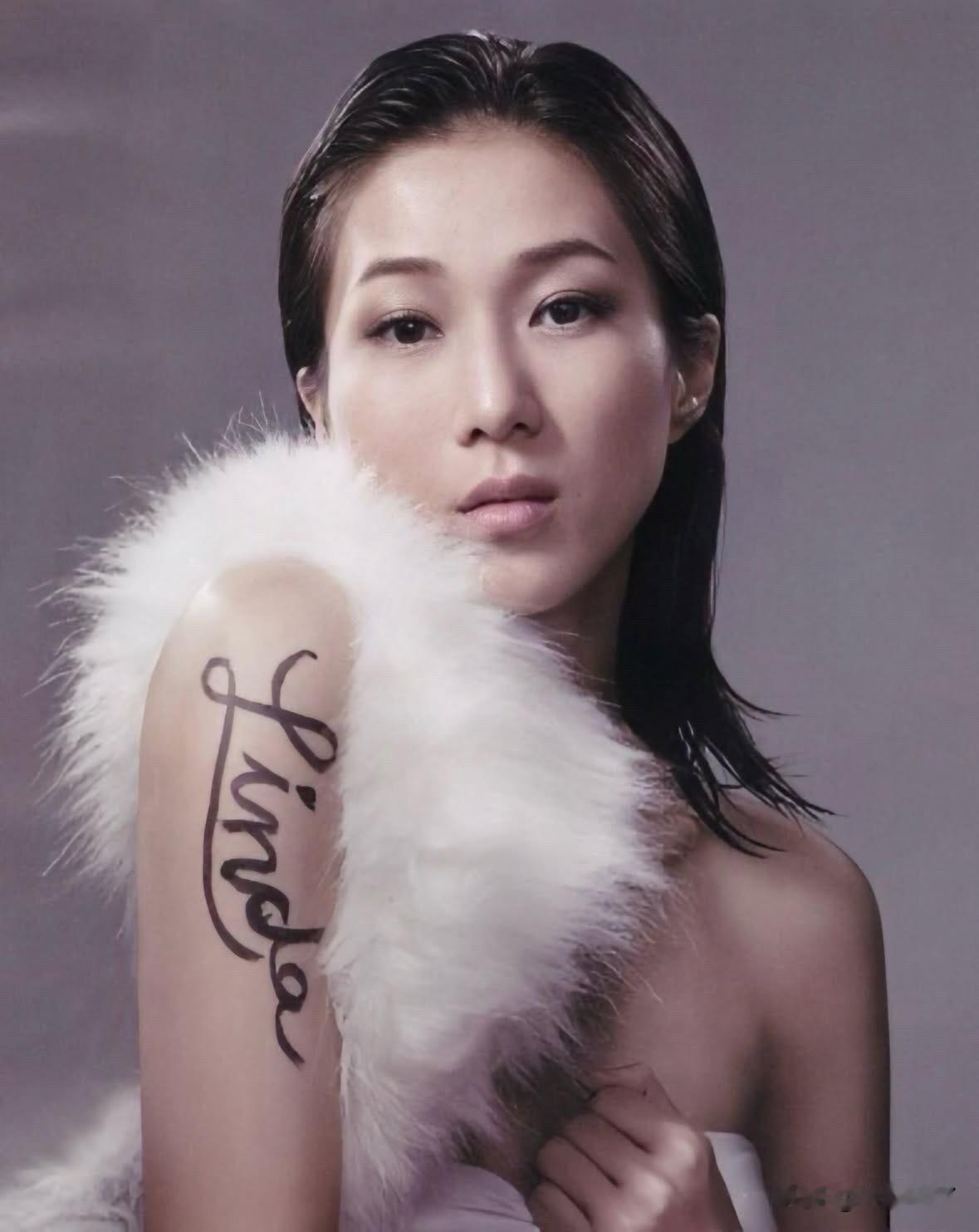 2011年Tvb女艺人写真集，那时候感觉特别流行这种夜店风的照片[捂脸哭]