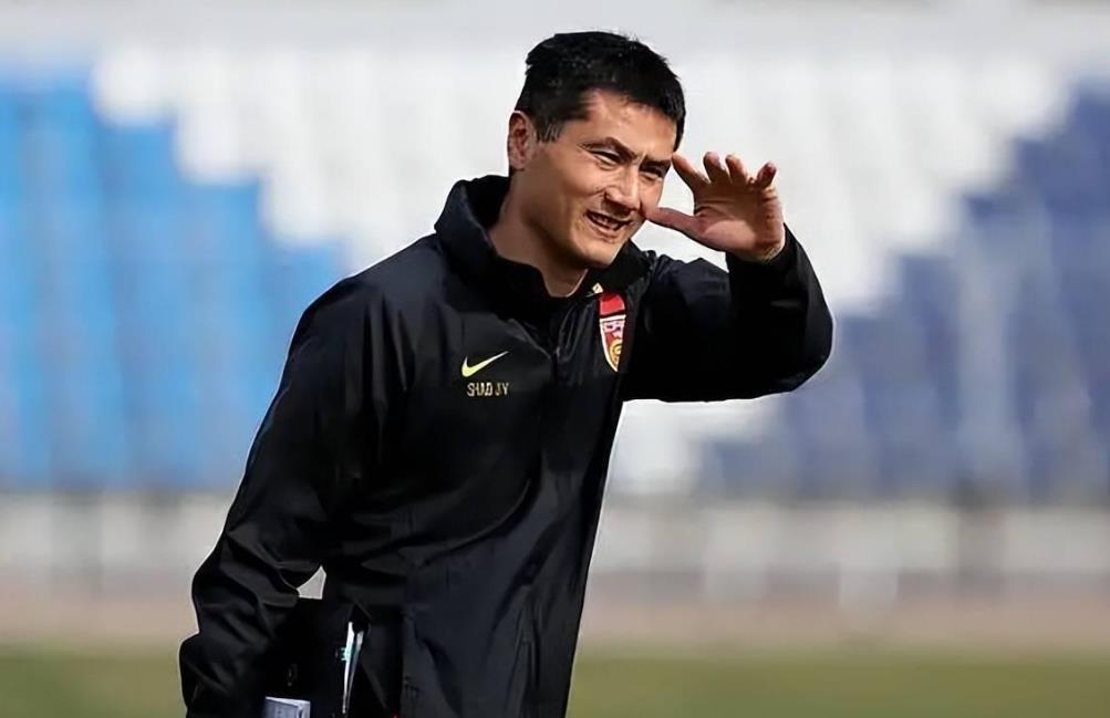 足协为何聘了个菜鸟级主帅？邵佳一，新任国足主帅。执教经历连一年都没有，本赛季执