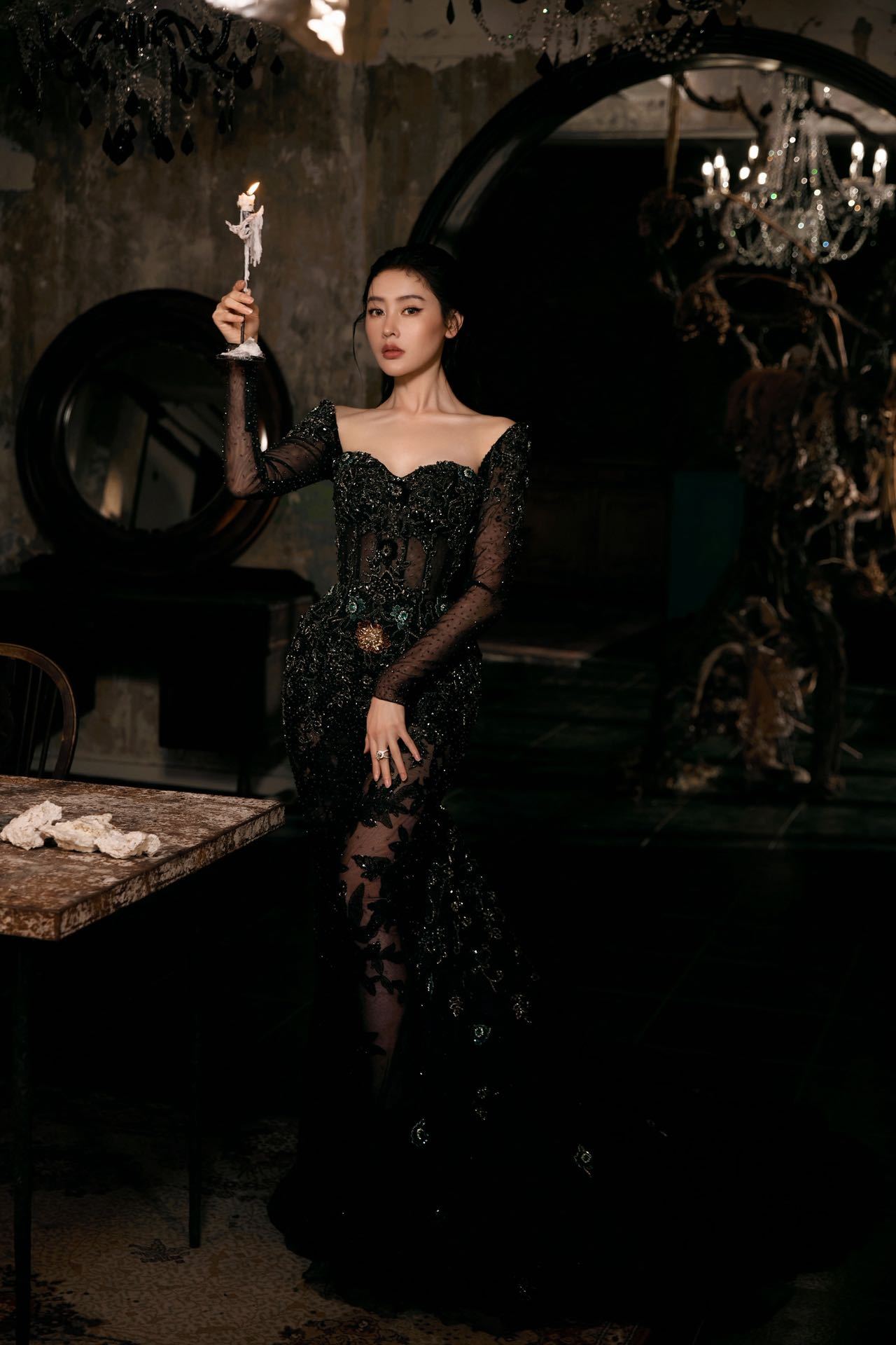 张天爱红唇黑裙造型女王来的张天爱微博之夜造型鲨疯了，一袭黑色闪钻礼裙亮相，利落线