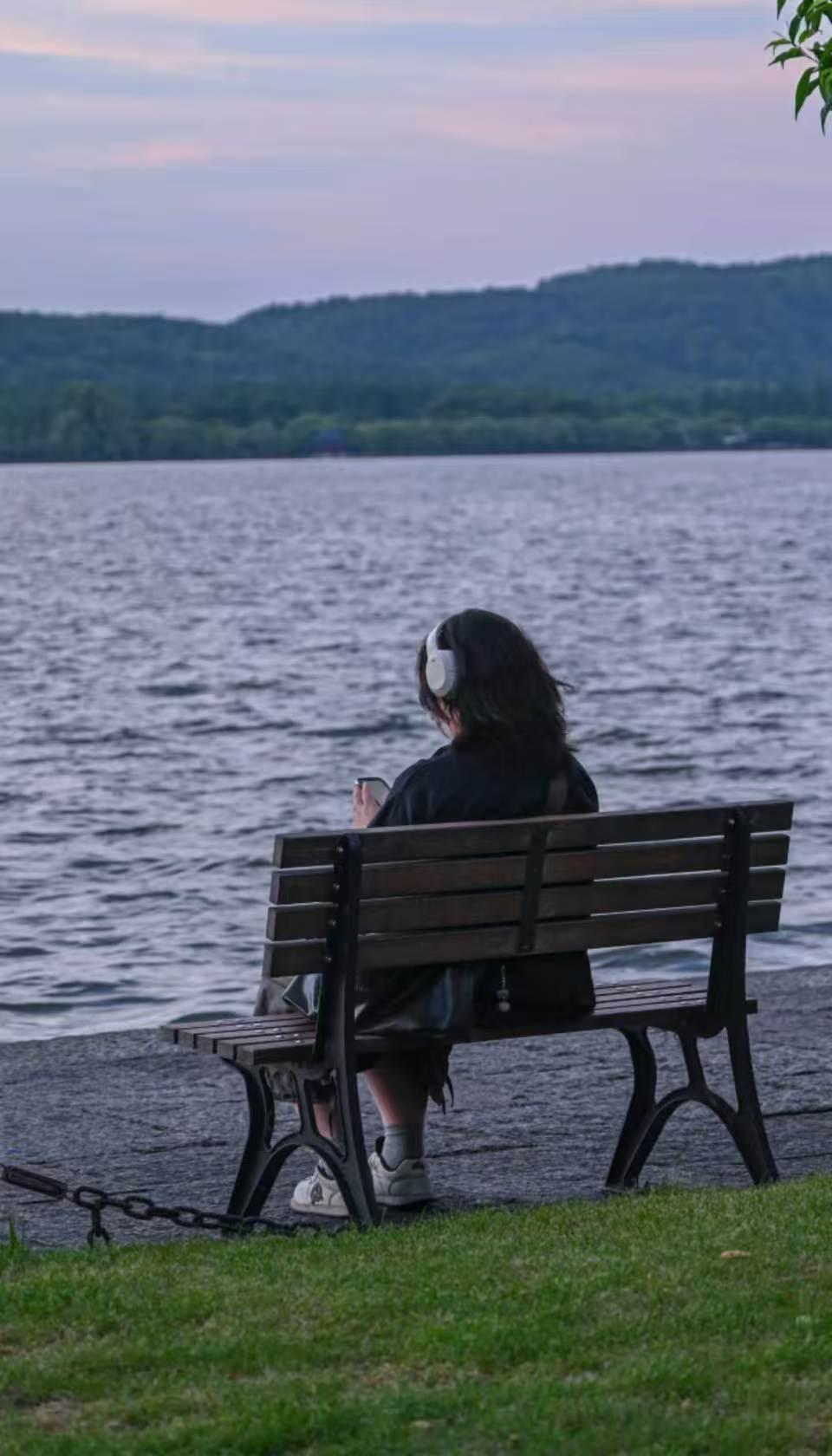 水仙子·西湖蓝调晓行五更烟色染西湖，孤径人闲静影浮。蓝光淡拢清波处，心神