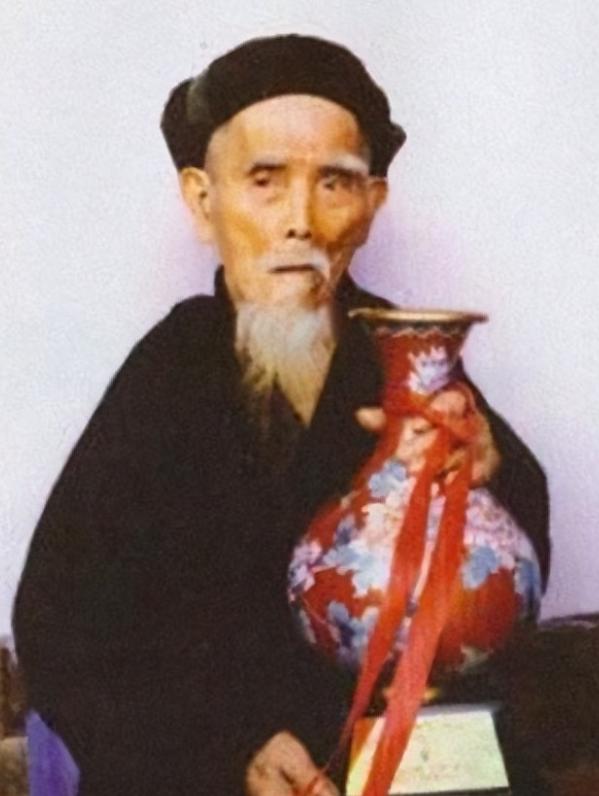 “中国长寿之王”龚来发，终身未娶活到133岁，可匪夷所思的是，他却有一个公认的“
