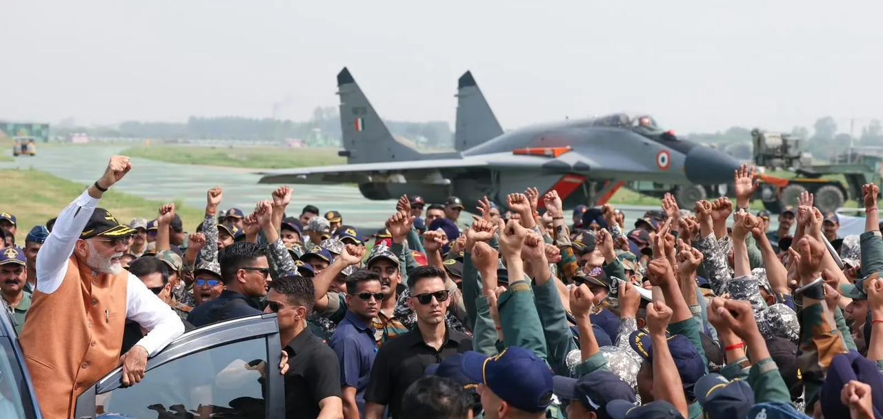 印度媒体报道，莫迪前往阿达姆普尔空军基地，与印度空军飞行员见面。现场传出了欢呼声