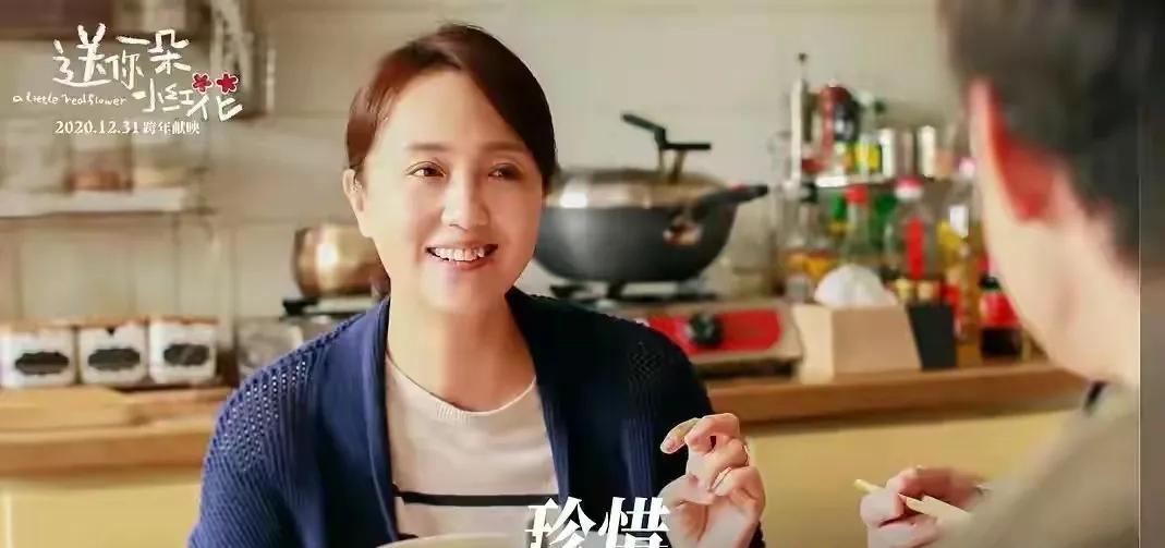 辛柏青的头像改成了白色蜡烛，相爱的人却不能相守　　辛柏青和朱媛媛是从上学的时候
