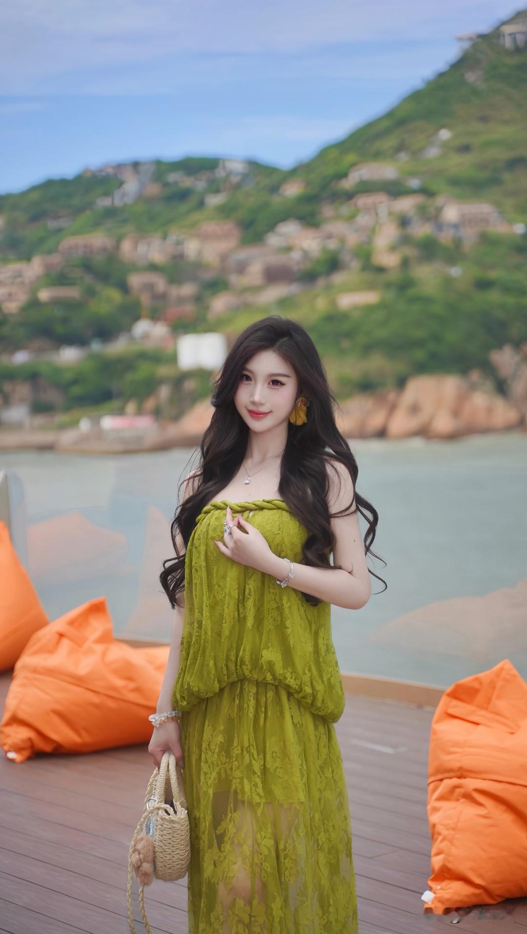 碧海潮生处，美人倚阑时。
