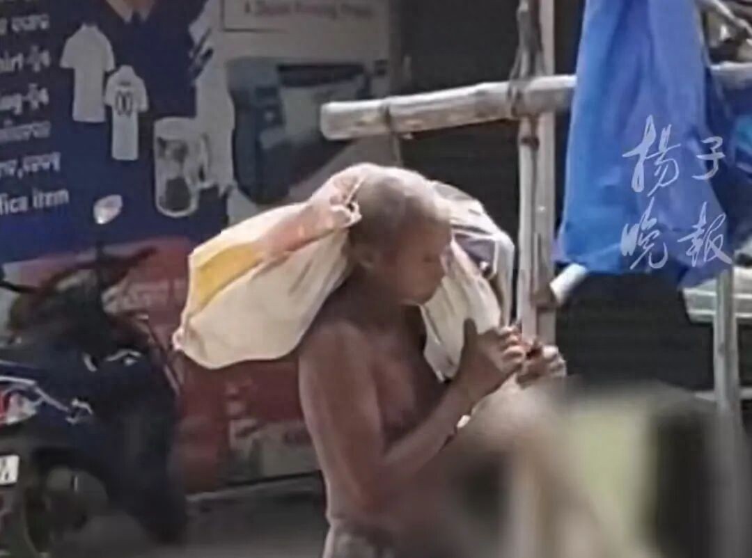 印度男子扛亡姐尸骸去银行取款
