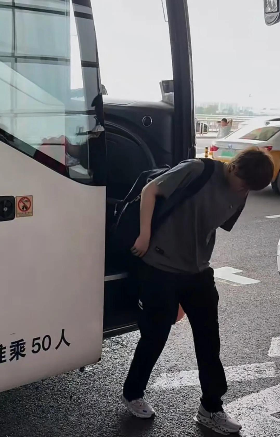 没看到莎莎。莎莎是又走VIP了吧。行，国乒这次把莎莎保护的挺好。体能教练翔
