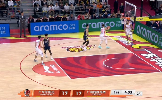 我想说，两队打快攻的水平是差不多的，这么打宏远其实不占便宜。反而对轰拉进攻回合对