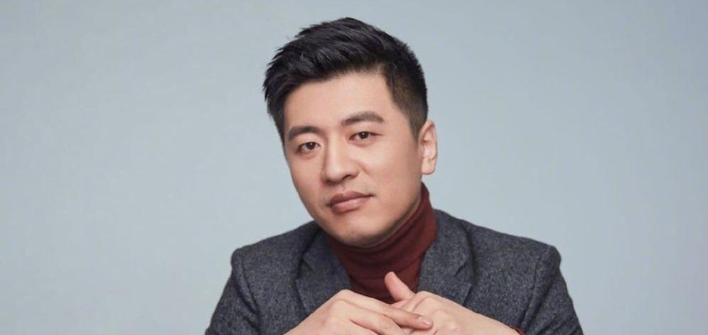 张雪峰公司的001号员工万霞，刚开始应聘时工资只有3500，她觉得有点少，可她男