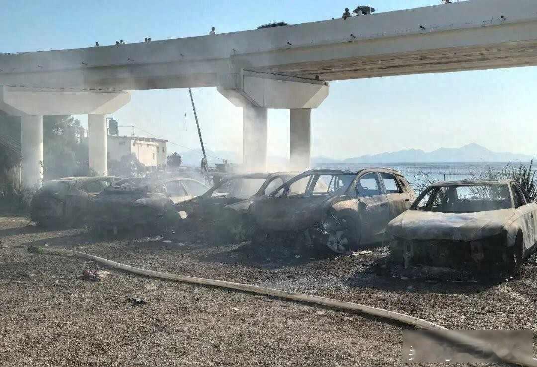 “电车起火引燃周边7车被烧毁”事故原因披露：起火车副驾驶放置易燃物所致，车企