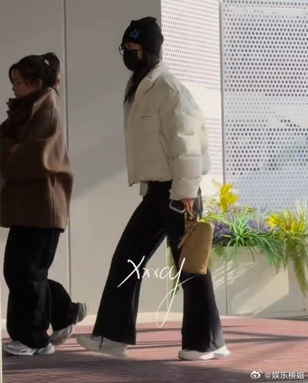 杨紫出发进组杨紫从北京出发飞往海口，进组拍摄民国女性传奇新剧《玉兰花开君再来》