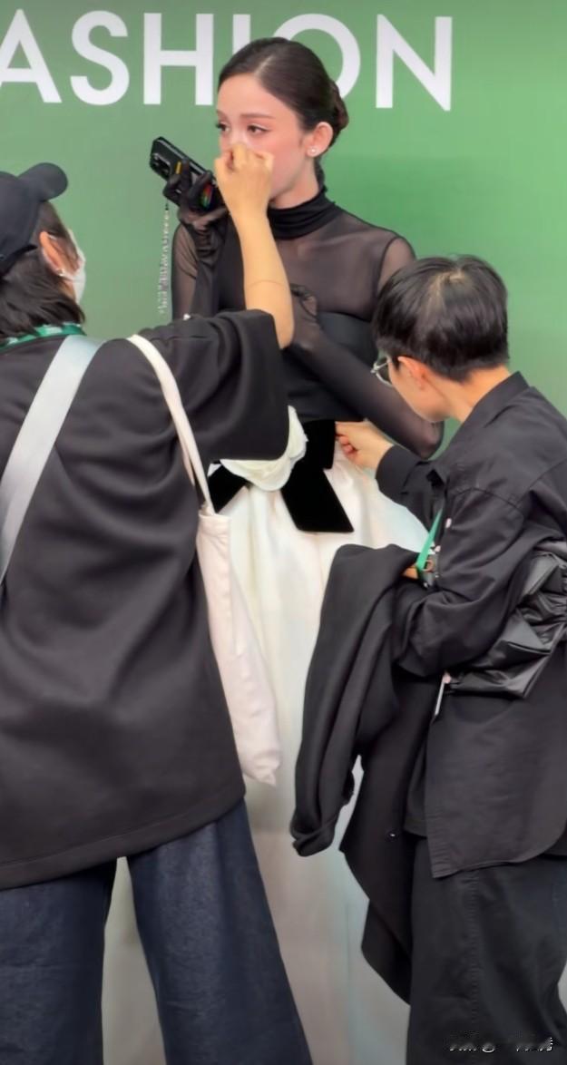 对于女明星来说，化妆师实在太重要了，不信你看古力娜扎是如何美成芭比的！所以，得