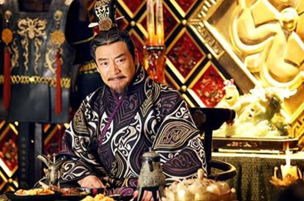 公元前91年，监狱长丙吉，盯着一个女囚饱满的胸部说：“帮我养一个孩子吧！”却被女